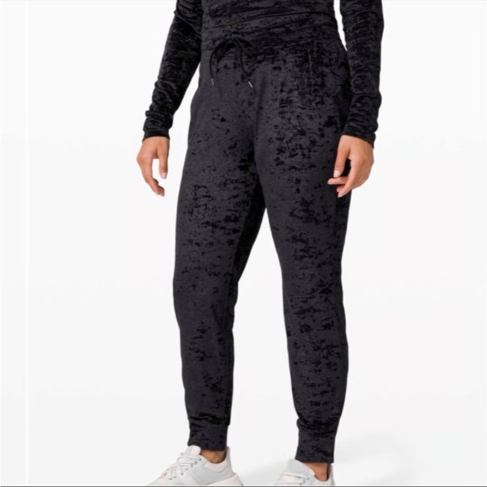 Lululemon Ready to Crush High-Rise
Velour Jogger
Women's size 4